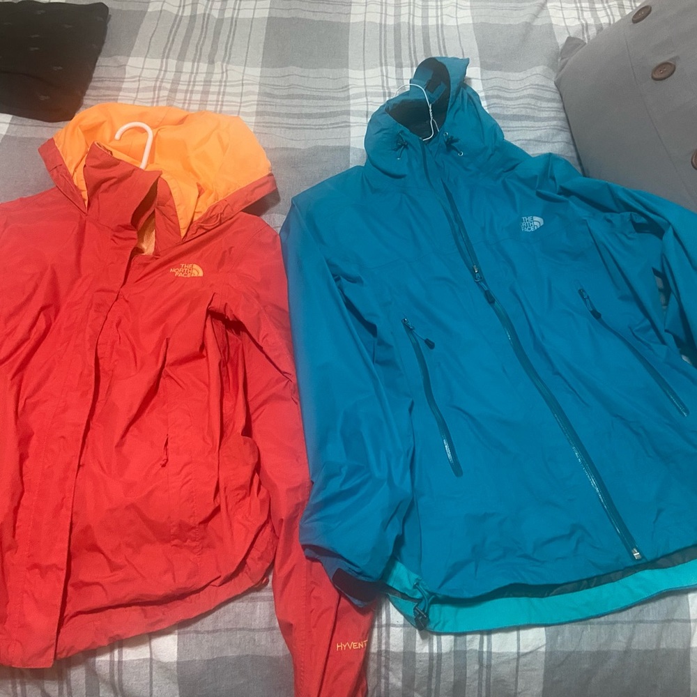 Woman the north face jacket very light for rain and work out. Am selling both